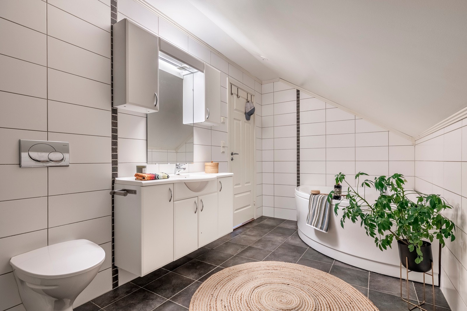 Badet i loftsetasjen har fliser på både vegger og gulv utstyrt med elektriske varmekabler. Galleribilde