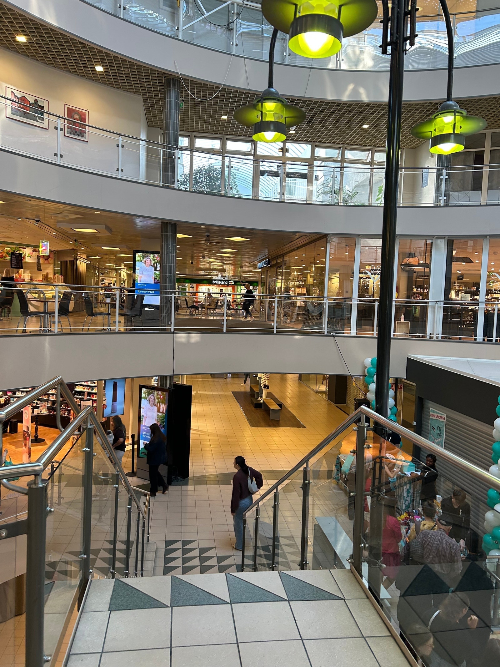 Kjøpesenter del over 3 etasjer. Galleribilde