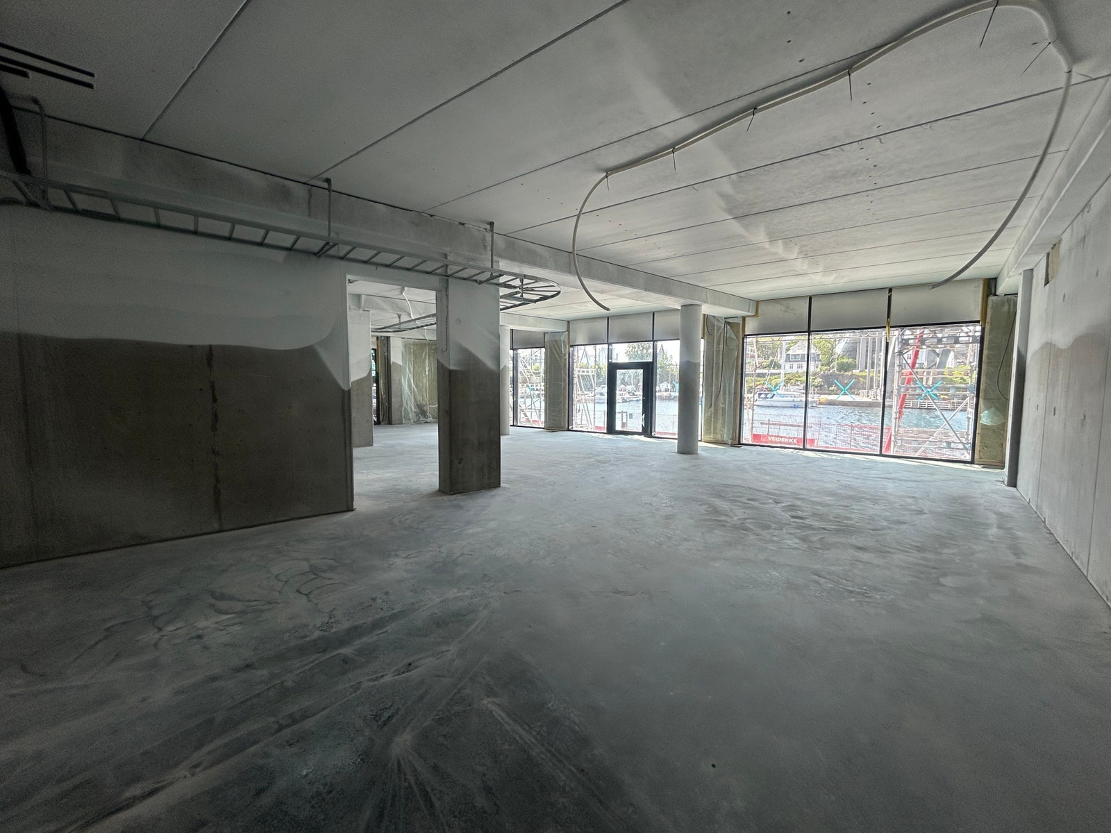 Romslig med god takhøyde og store vinduer Galleribilde