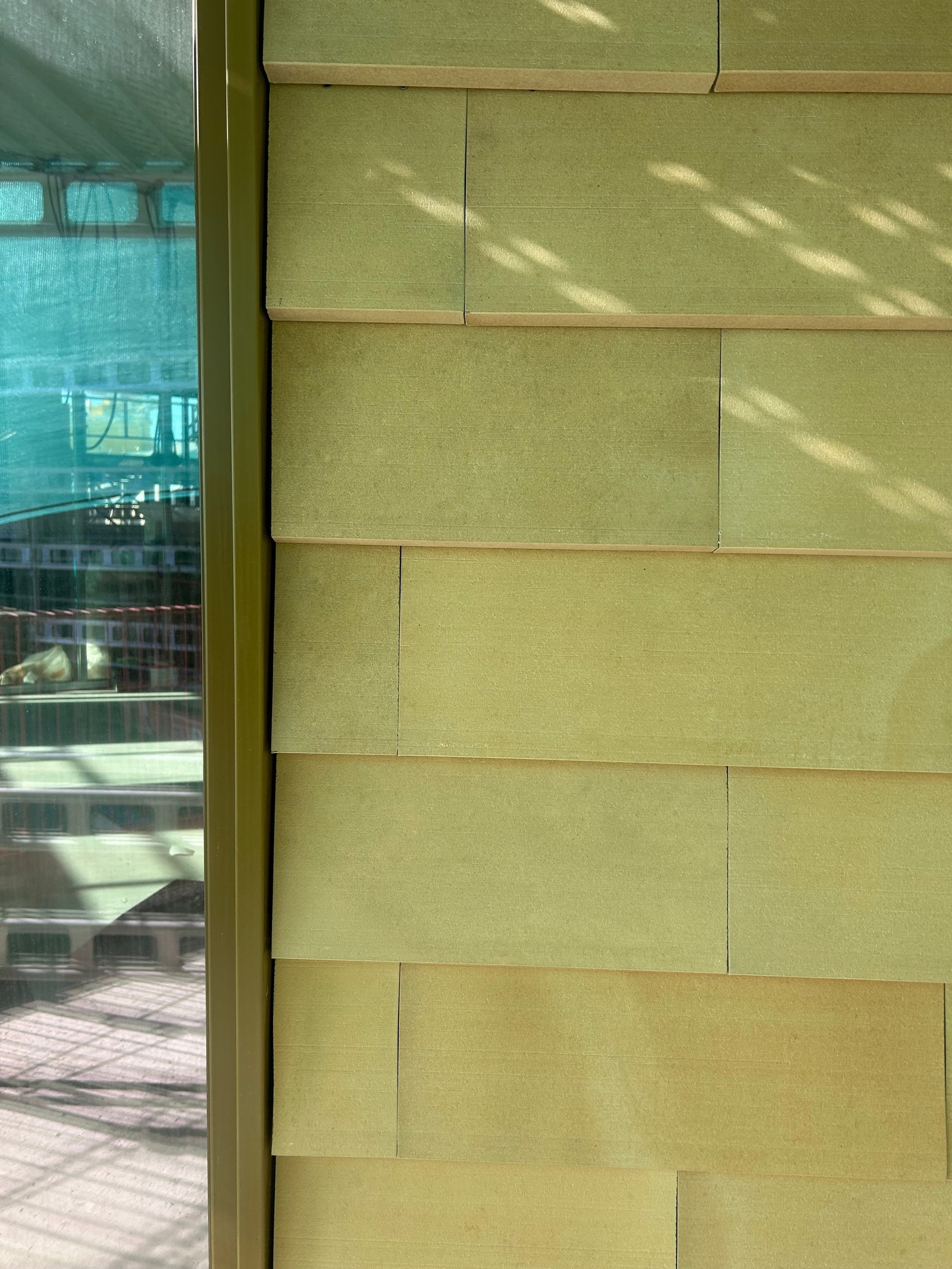 Lekkert materialvalg går igjen, detaljbilde av vedlikholdsvennlig kledning og vindu. Galleribilde