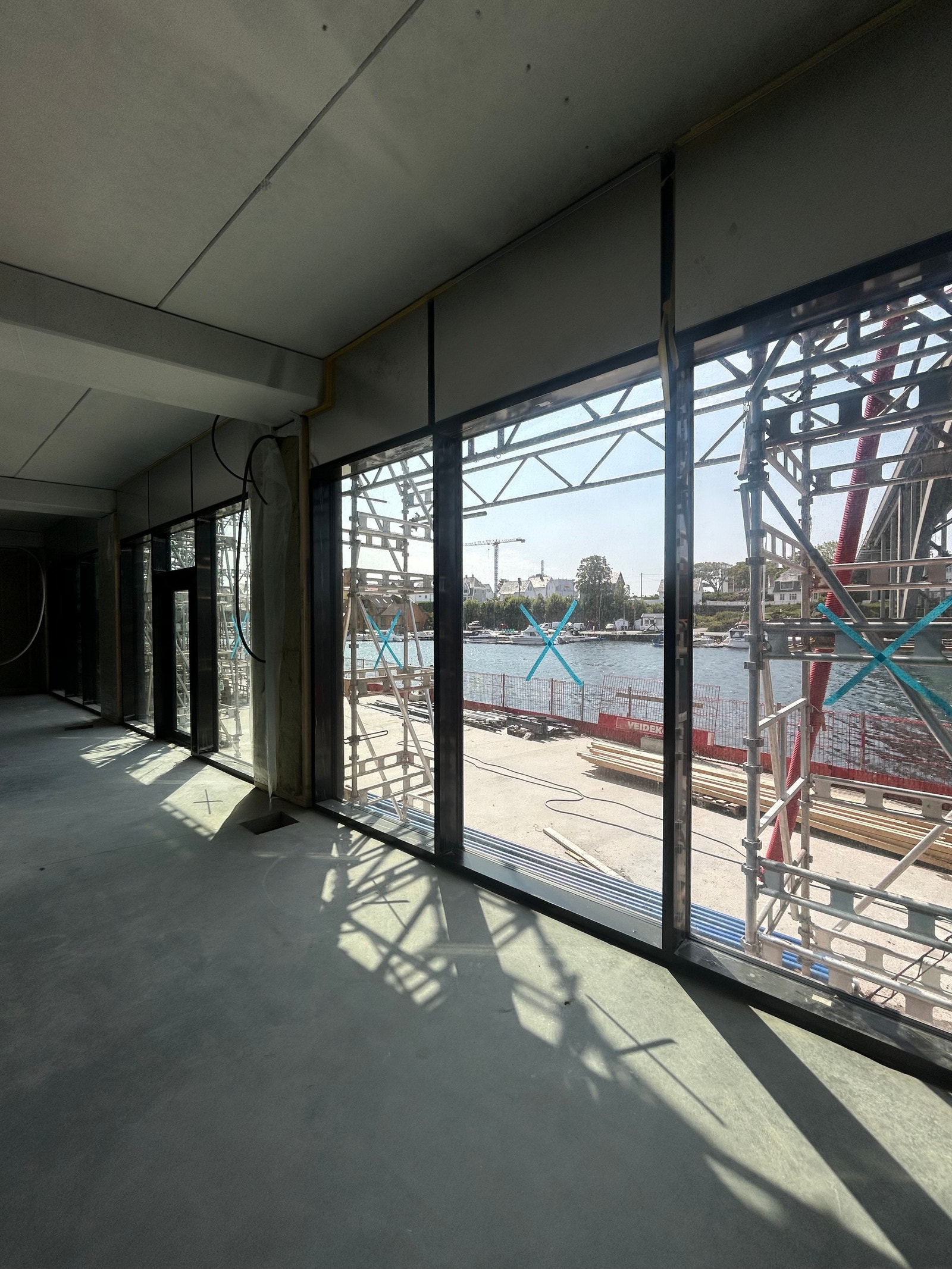 Vinduer fra gulv til tak og flott utsikt til Smedasundet Galleribilde