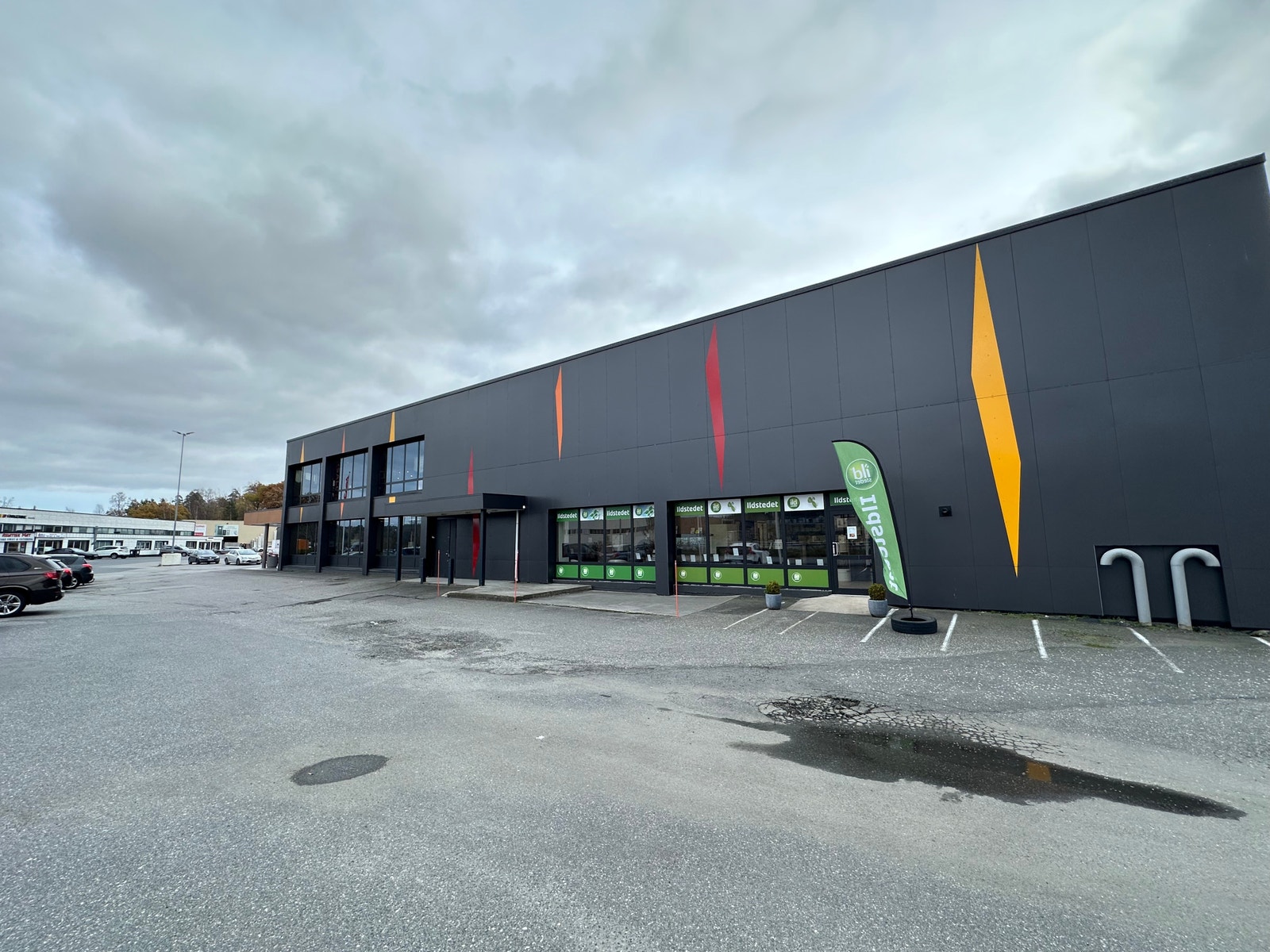 Ledig areal ca 200kvm, rett på innsiden av hovedinngangen til senteret.(t.v på bilde, 1.etg) Enkel adkomst til varelevering fra p-plassen. Galleribilde