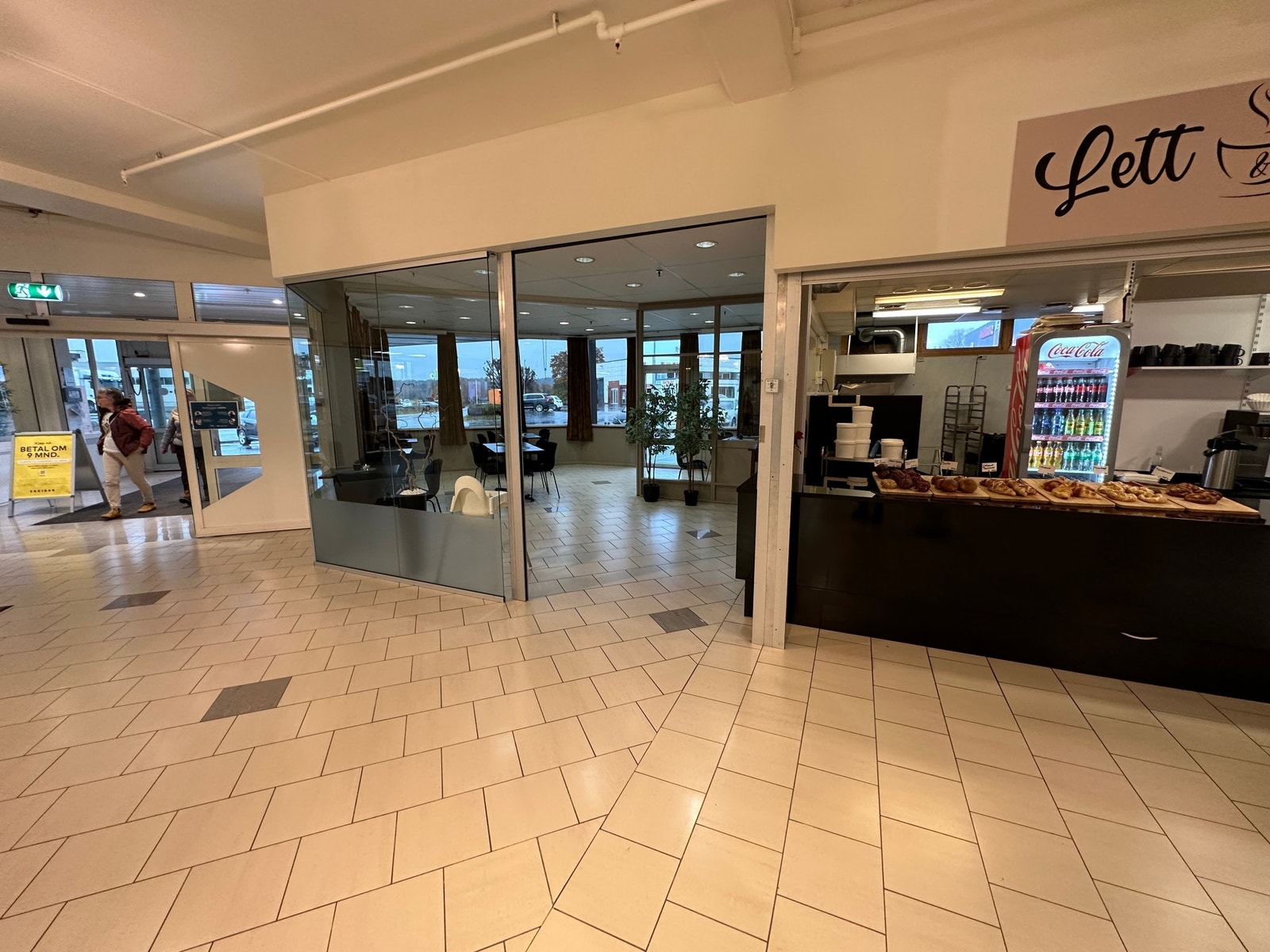 Ledig areal rett på innsiden av hovedinngangen til senteret. Tidligere bakeri/ cafe, ca 124 kvm. Tak og vegger i fellesareal er malt, samt byttet tak belysning etter at bildet er tatt. Galleribilde