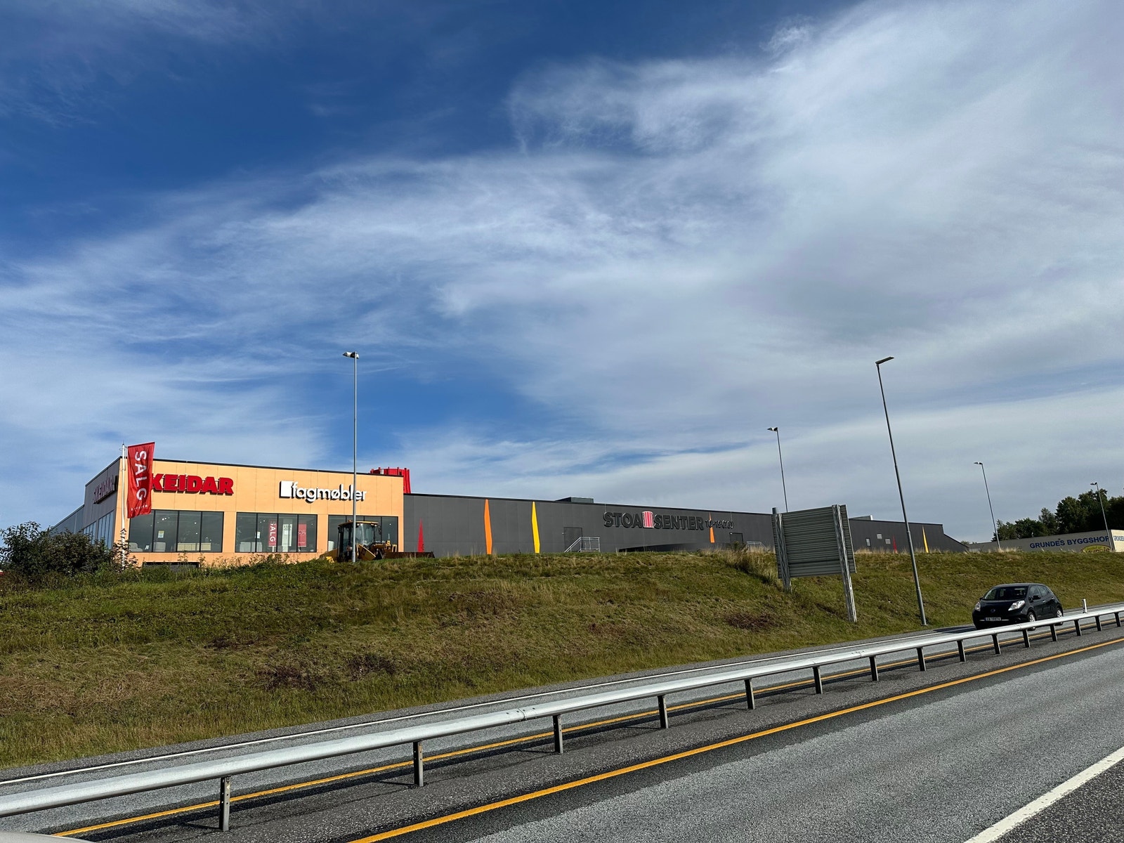 Senteret ligger godt synlig like ved E18 Galleribilde