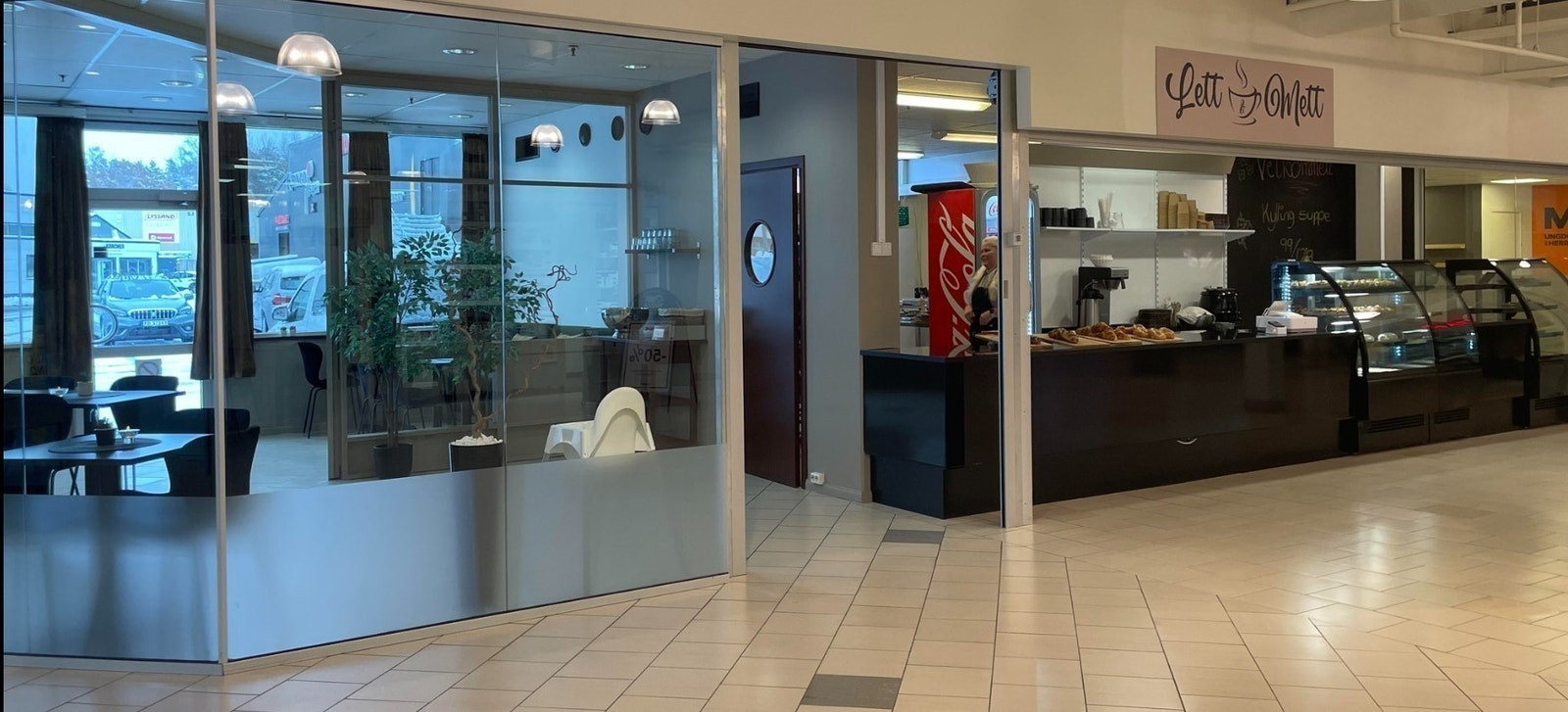 Ledig areal rett på innsiden av hovedinngangen til senteret. God eksponering mot vei og parkeringsplass.Tak og vegger i fellesareal er malt, samt byttet tak belysning etter at bildet er tatt. Galleribilde