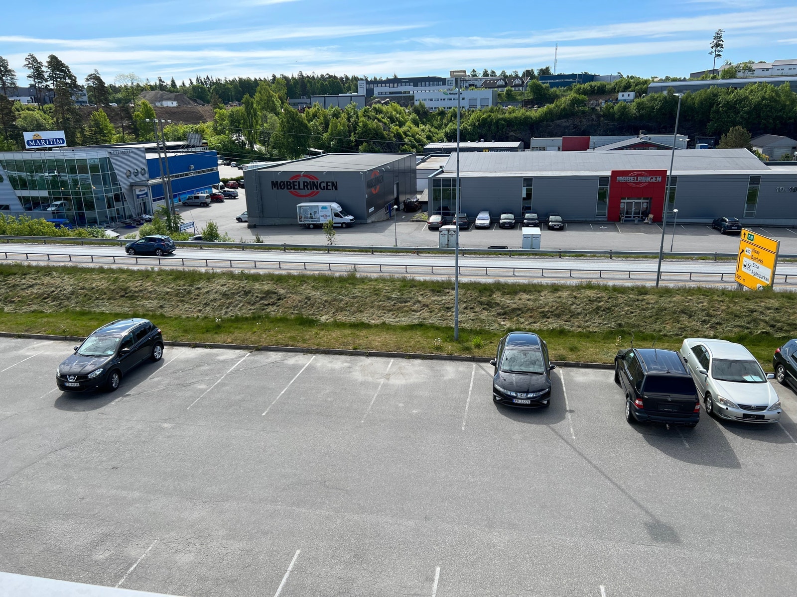 Senteret ligger like ved E18, godt synlig med sin karakteristiske røde hatt på taket. Det er ca 3 km fra Arendal sentrum, og det er godt skiltet fra sentrum til Stoa. Galleribilde