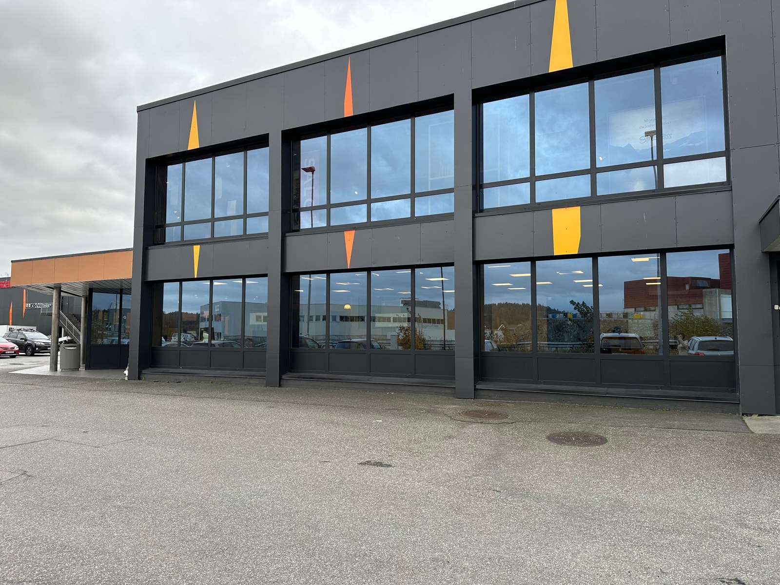 Fasade med store vinduer/ god eksponering mot vei og
parkeringsplass Galleribilde