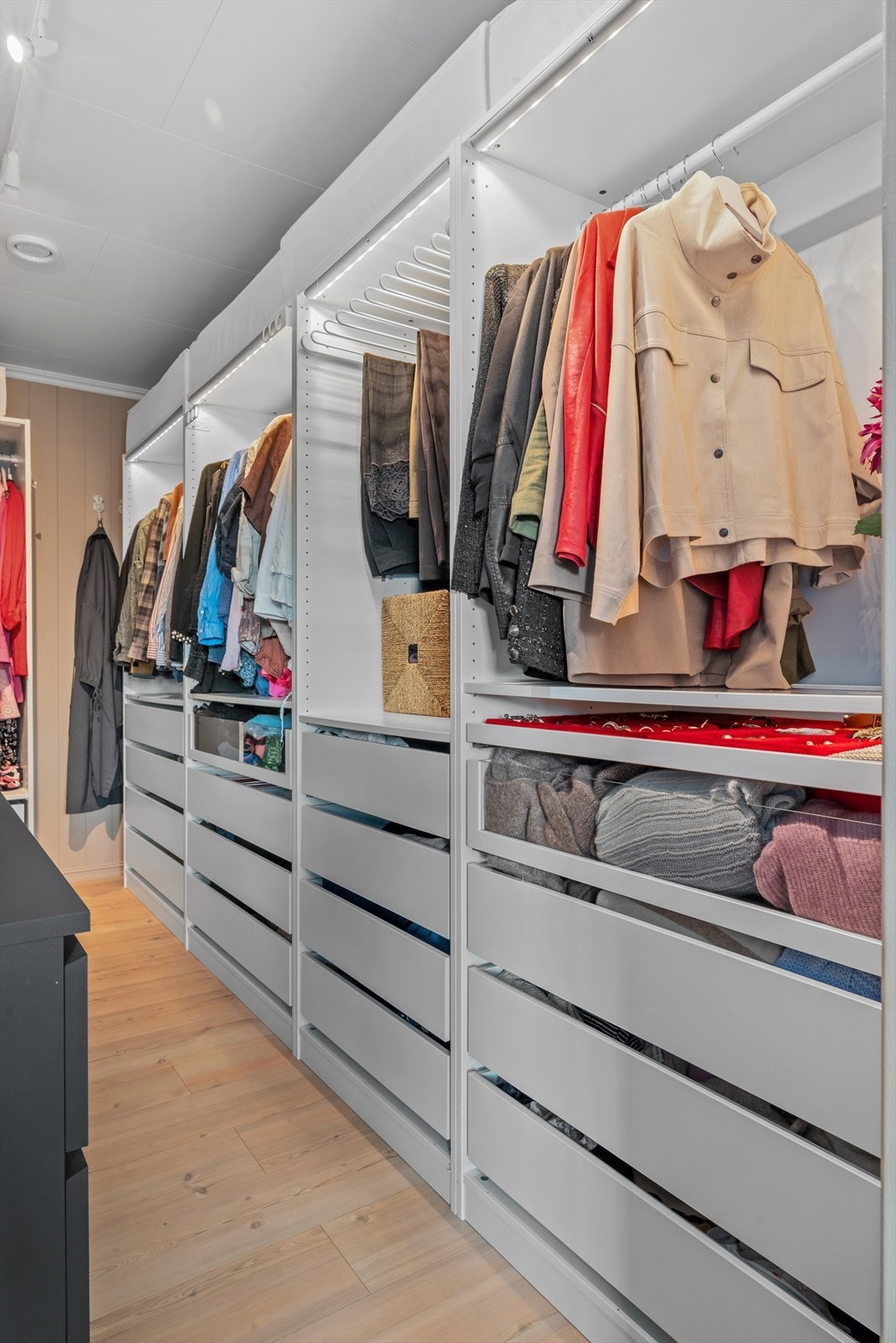 Hovedsoverommet har også egen walk-in garderobe med plass for mange forskjellige varianter av garderobeinnredning. Galleribilde