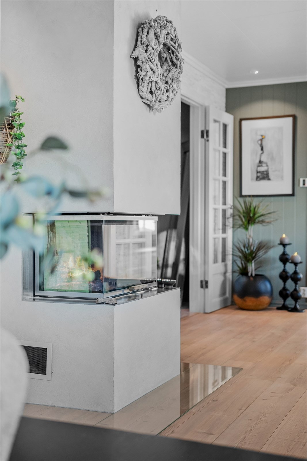 Og på kalde vinterdager kan man selvfølgelig sette stemningen og temperaturen ved å fyre opp i denne stilige peisovnen. Galleribilde