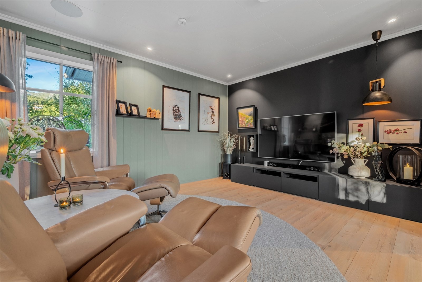 TV-stuen har mye vegg- og gulvplass, noe som gir deg ekstra spillerom for å innrede etter dine ønsker. Det er også mulig å etablere et 4. soverom, dersom man har behov for det. Galleribilde