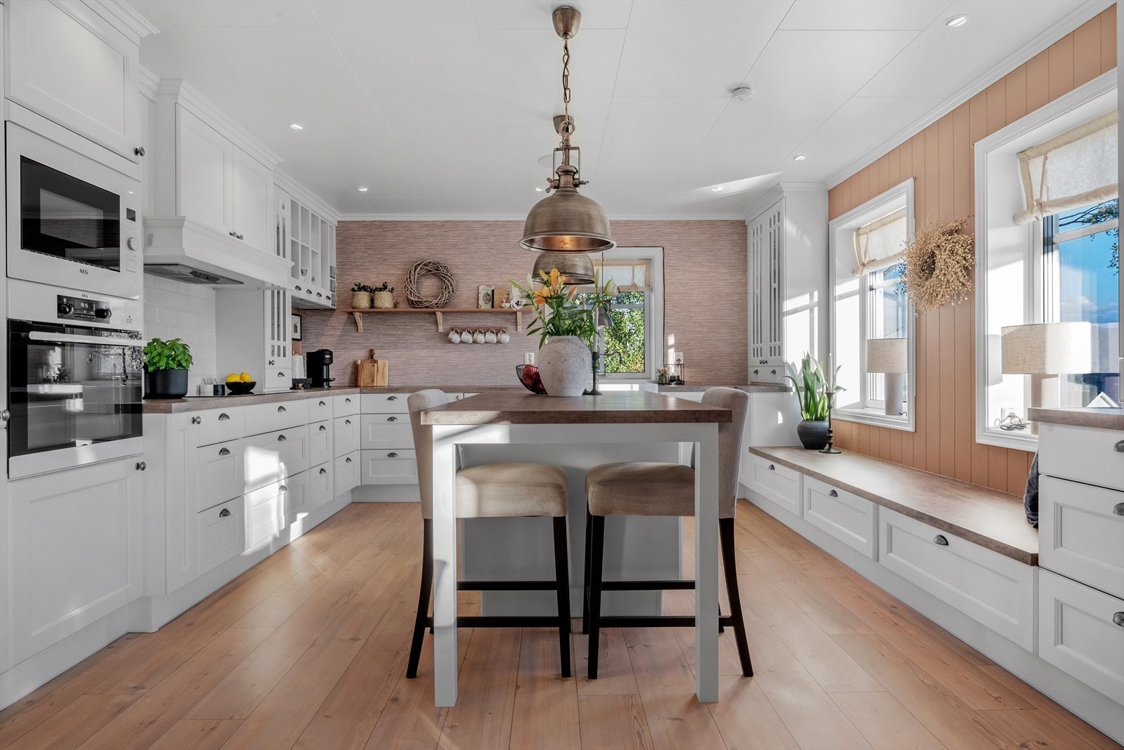 Det sies at det kan bli for mange kokker på kjøkkenet, men det skal mye til her. Kjøkkenet er nemlig over 20 kvm, og plenty med skap- og benkeplass! Galleribilde