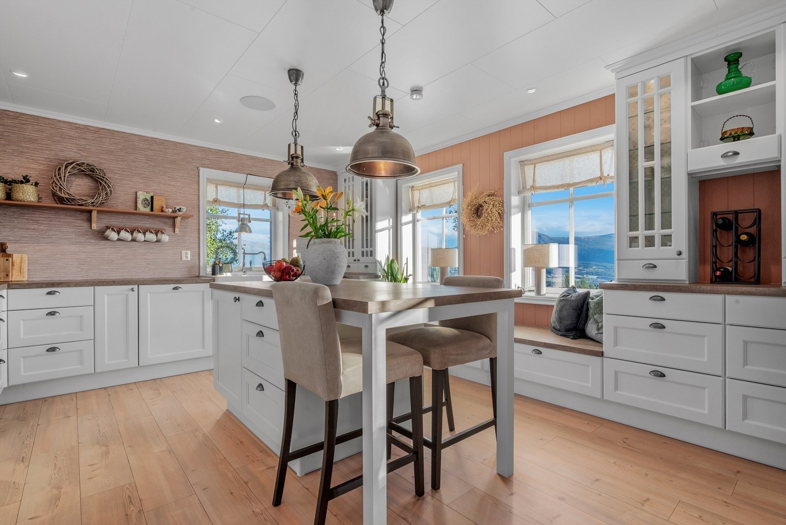 Kjøkkenøya er praktisk innredet med både lagringsplass og sitteplass. Galleribilde