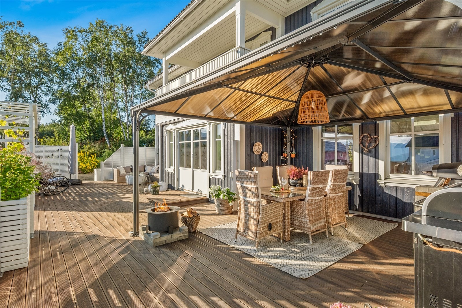 Terrassen måler ca. 73 kvm, noe som gjør det enkelt å dele inn i flere soner. Galleribilde