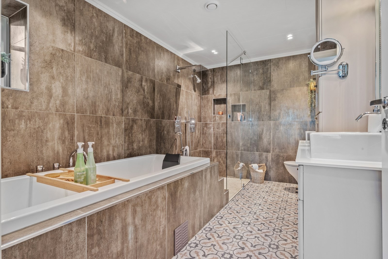 Badet er utstyrt med innfliset badekar og to regndusjer. Galleribilde