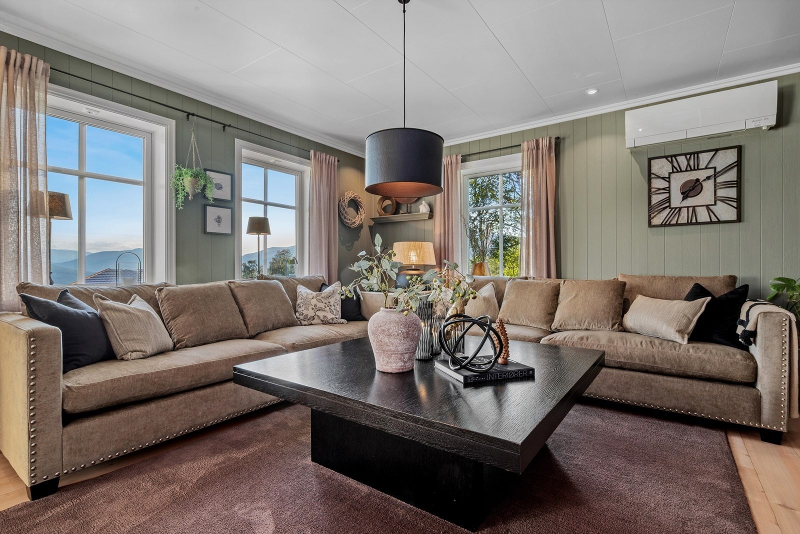 Dette åpner for muligheten til å sette inn store møbler, uten at de tar vekk den gode romfølelsen. De store vindusflaten bidrar også til god naturlig belysning i rommet. Galleribilde