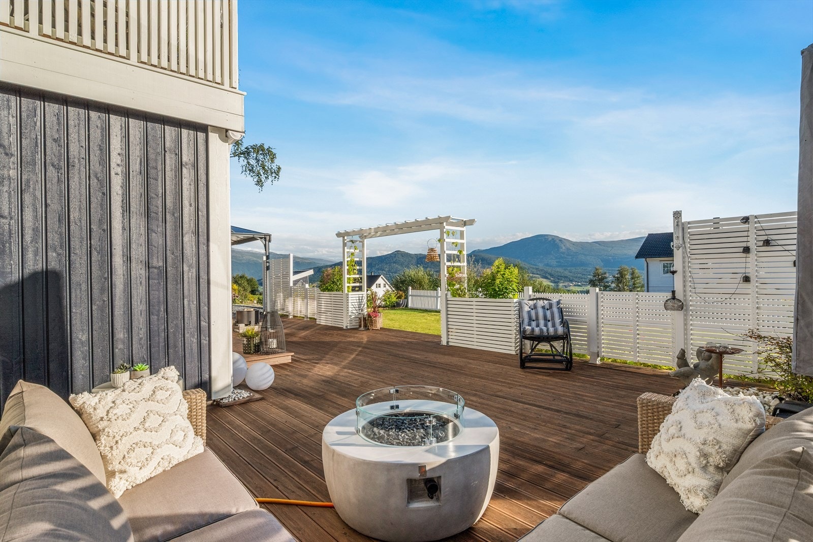 Forran eiendommen er det meget lite gjennomgangstrafikk foran, noe som gjør dette til en barnevennlig bolig. Galleribilde