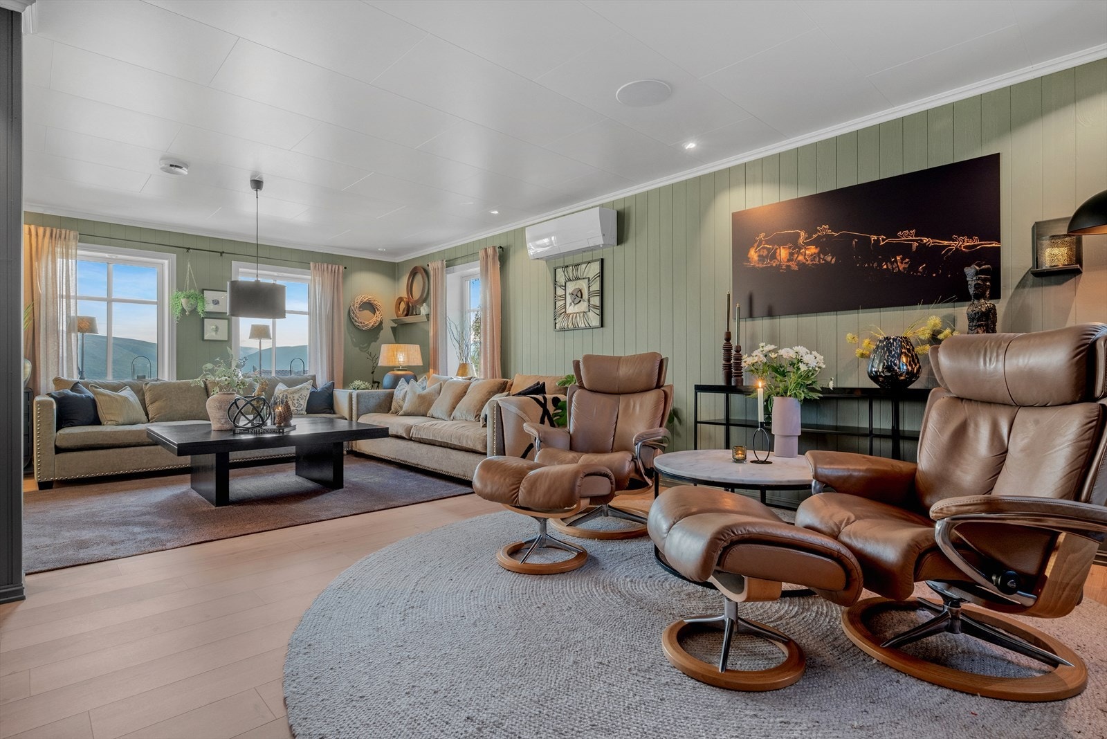 Boligen er utstyrt med innfelte høytalere i flere rom - en praktisk detalj for sammenkomster. Disse og mye mer kan styres fra telefonen takket være husets omfattende smarthus-system. Galleribilde