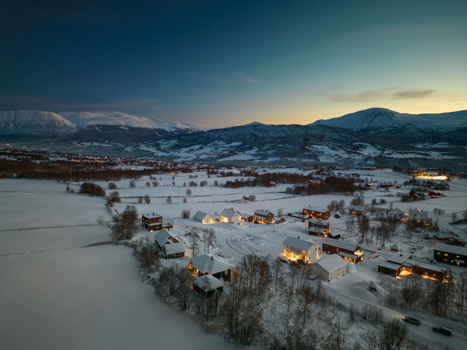 Eiendommen har en tilbaketrukket beliggenhet i idylliske omgivelser - omringet av fjell, åker og eng. Galleribilde
