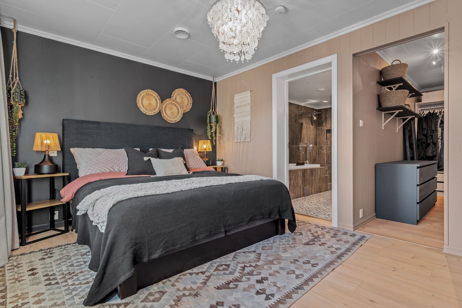 Hovedsoverommet måler 14 kvm, og har en praktisk one-suite løsning. Galleribilde