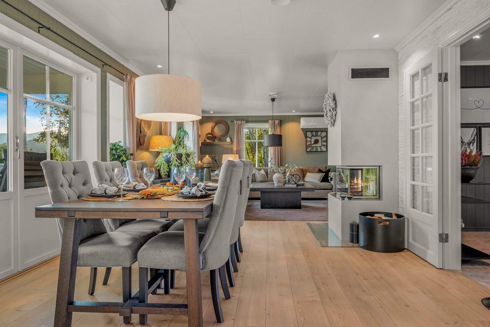 Stuen og kjøkkenet har enstavs parkett på gulvet i naturlig trefarge. Galleribilde