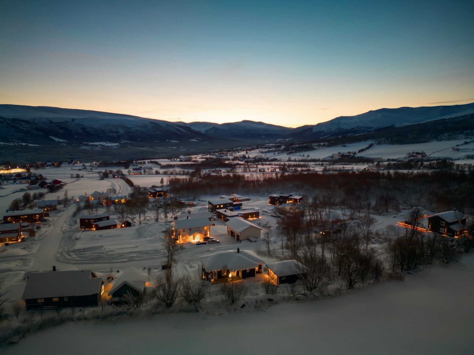 Fra eiendommen er det kun 7,5km med kjøring til Oppdal Sentrum. Galleribilde