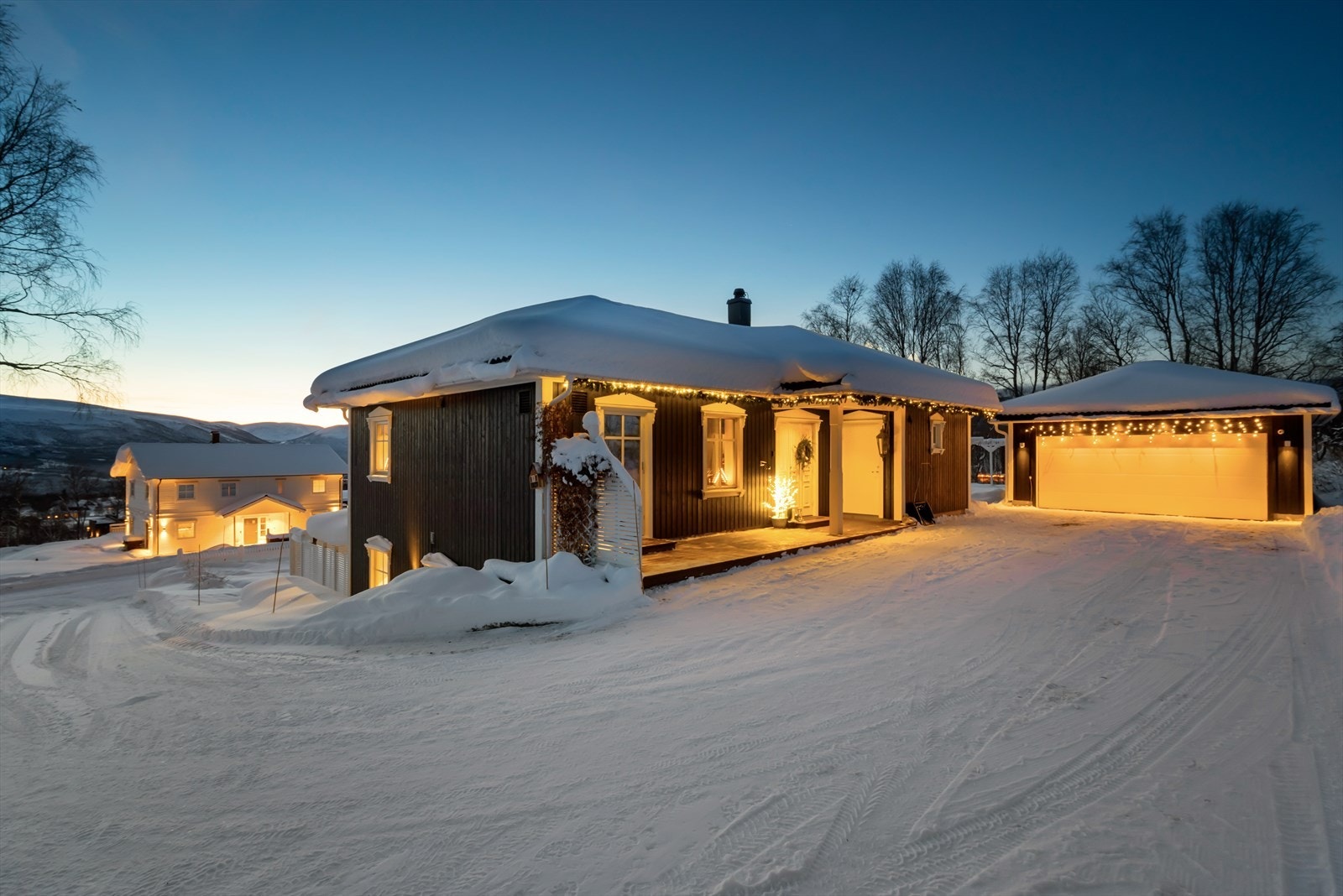 På baksiden av boligen er det rikelig med parkeringsplass, og en liten terrasse ved entreen. Galleribilde