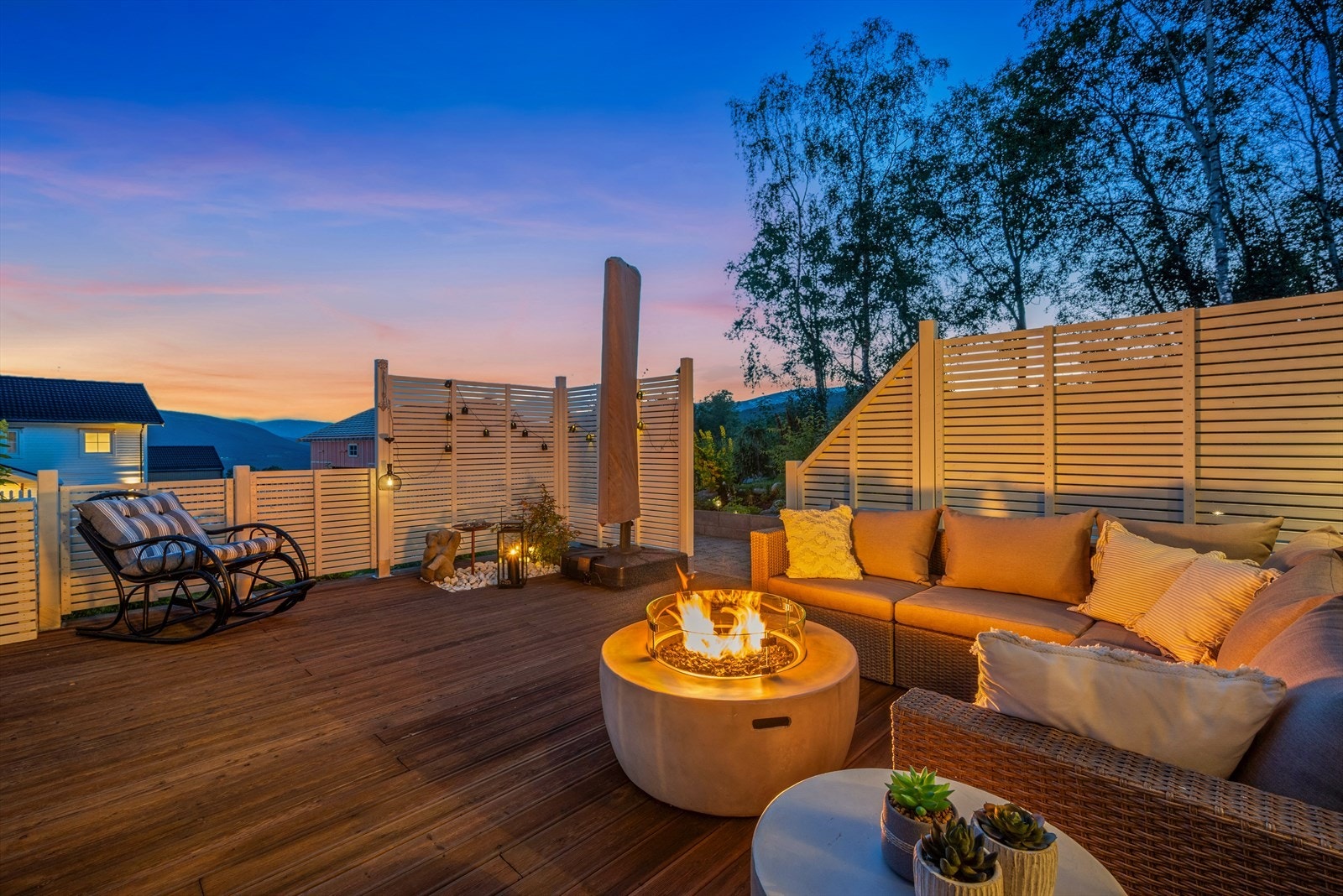 Her kan du sitte i sola til langt på kveld, og du har plass til masser av folk. Galleribilde