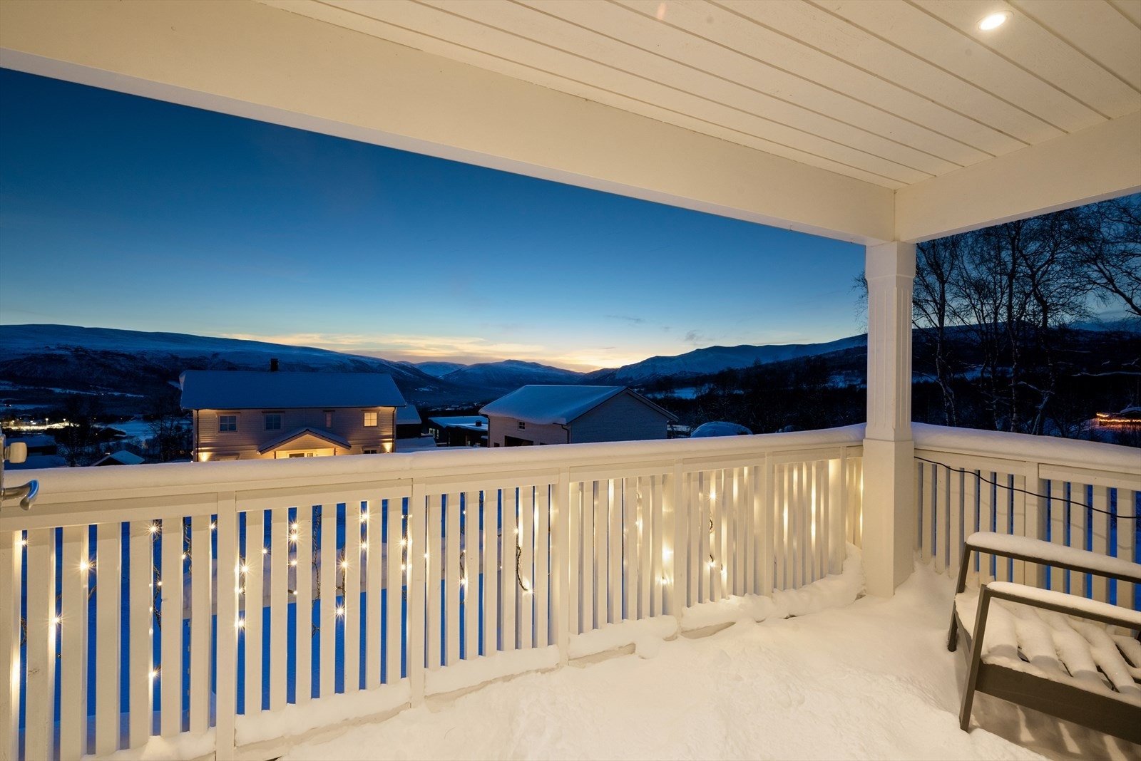 Balkongen måler cirka 8,5 kvm og egner seg godt til avslapning til alle døgnets tider. De innfelte spottene sørger for belysning når sola har gått ned. Galleribilde