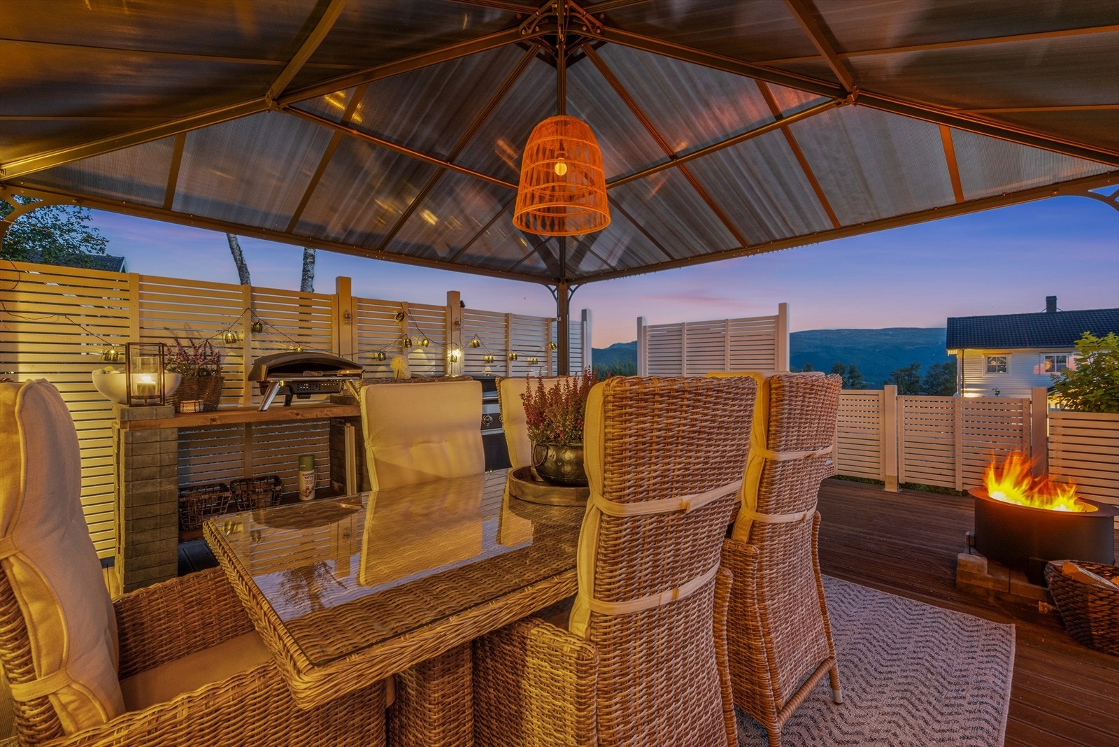 Paviljongen inviterer til festmåltider hele året, og har rom for godt selskap. Galleribilde