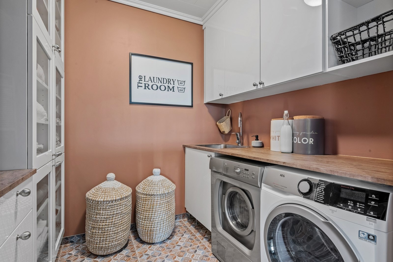 Eget vaskerom frir opp mye plass på de to badene. Innredningen har mye lagringsplass til vaskesaker mm. Galleribilde