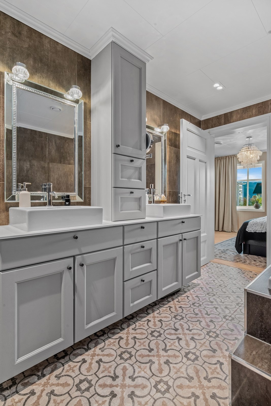 Og da er det jo bare rett og rimelig at det også er installert to servanter. Innredningen tillater for mye lagring av håndkle og toalettsaker. Galleribilde