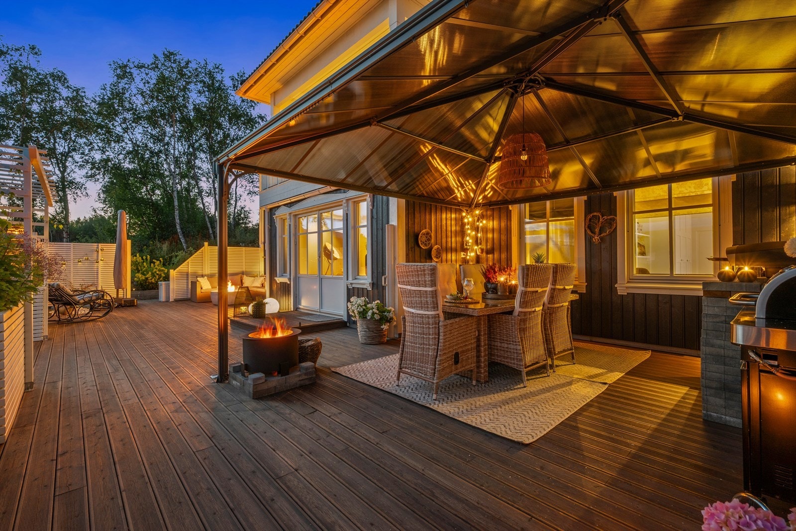 Selv på dager med nedbør eller stekende sol kan man samles utendørs og grille, uten frykt for å bli hverken solbrent eller våt. Galleribilde