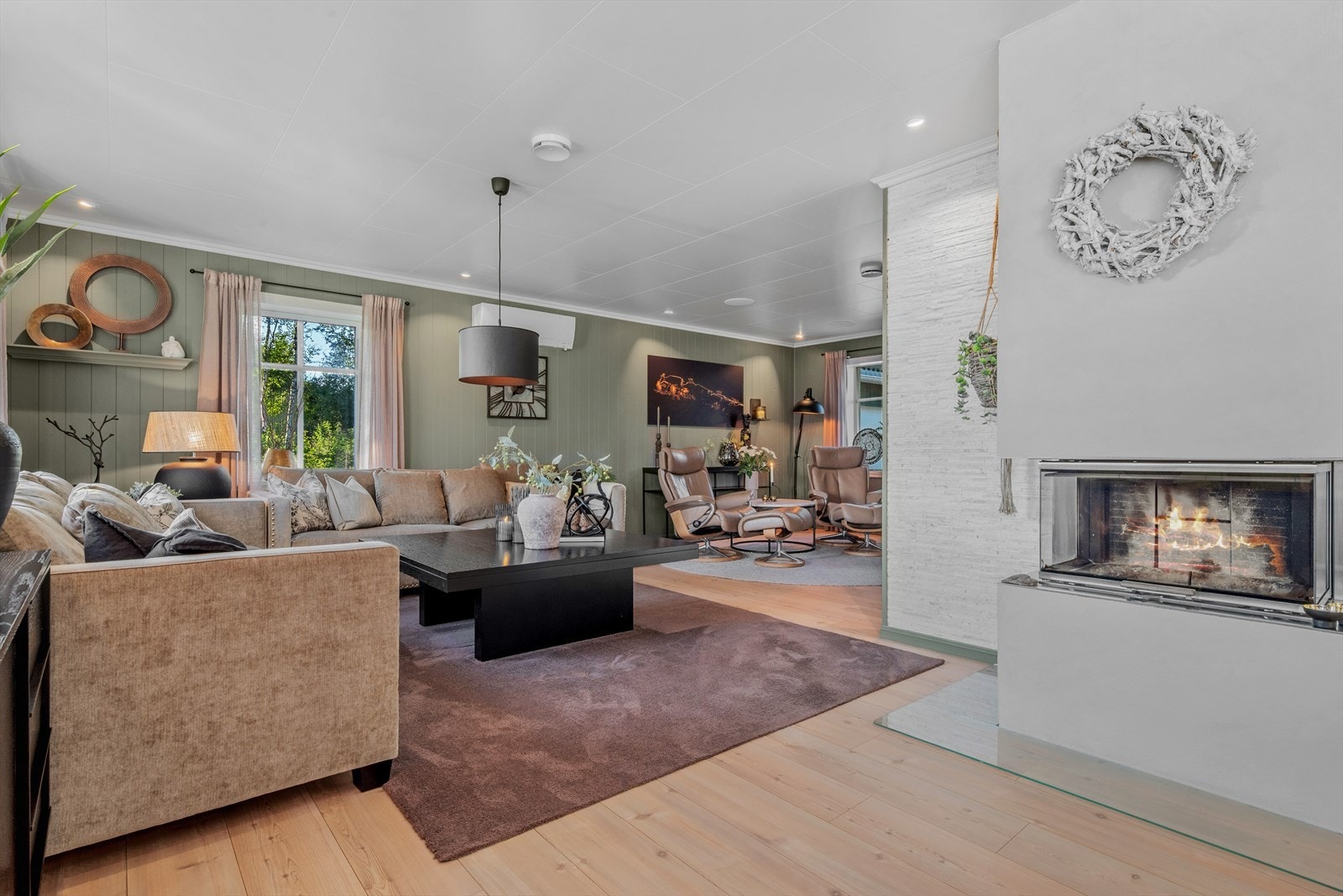 Stuen har en praktisk soneinndeling, og måler ca. 48,5 kvm for en luftig romfølelse. Galleribilde