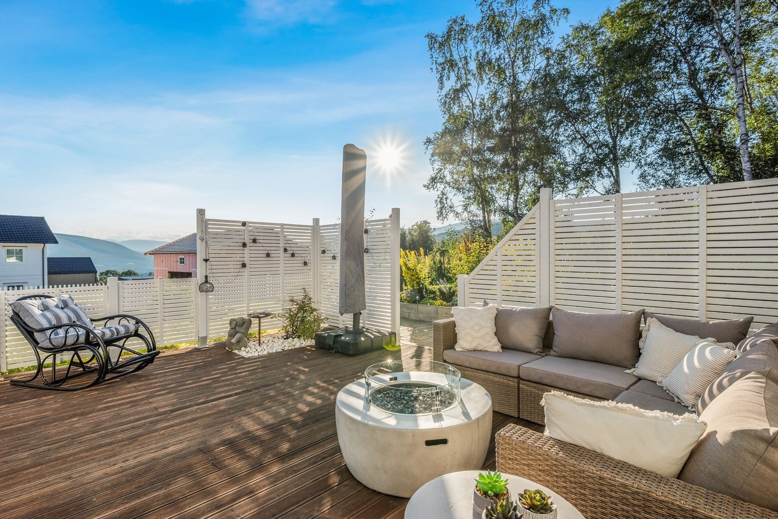 Det store utearealet er inngjerdet mot veien, og sørger for et trygt lekeområde til de små. Galleribilde