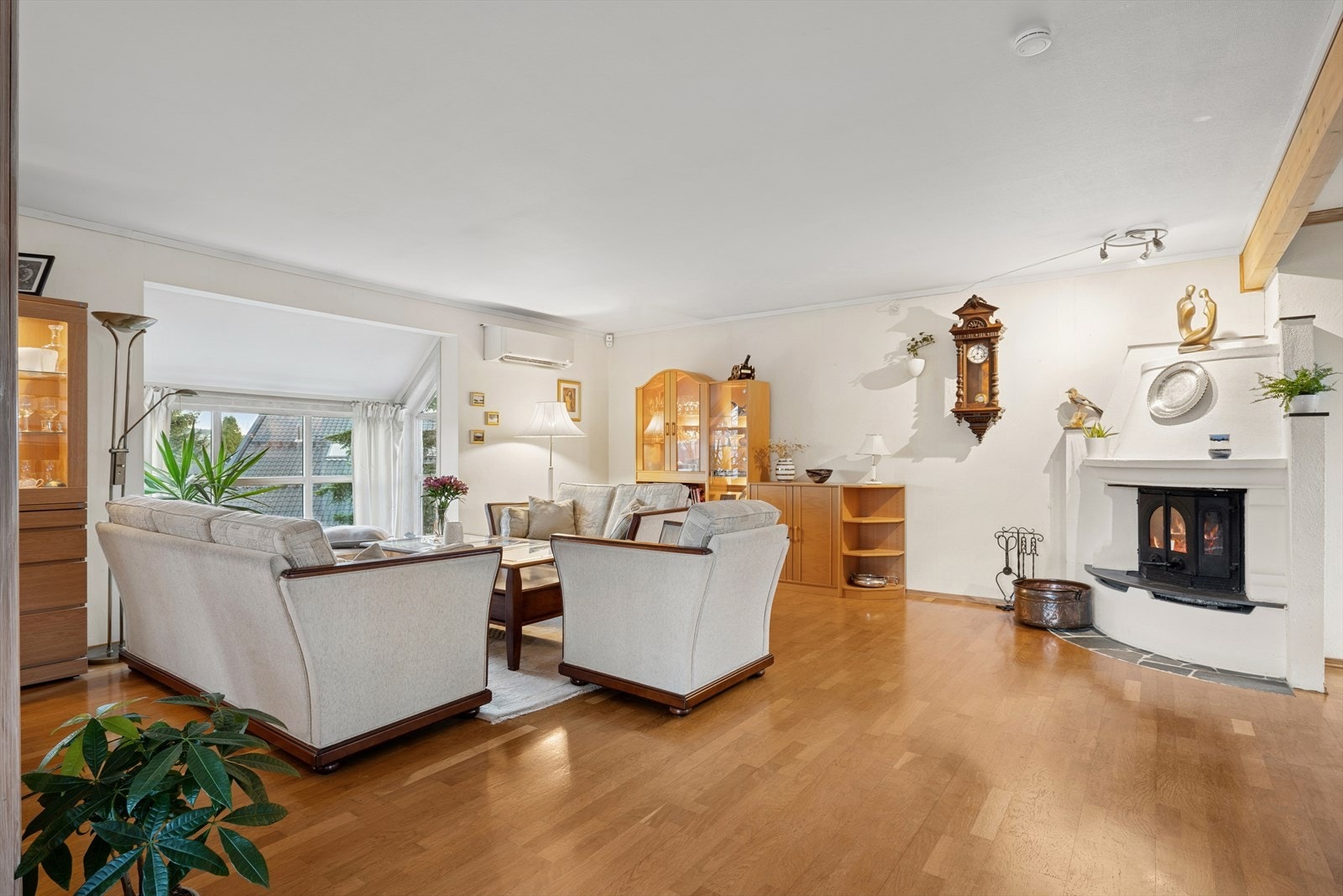 Stuen er utstyrt med både peis og varmepumpe som sørger for god- og energieffektiv oppvarming. Galleribilde