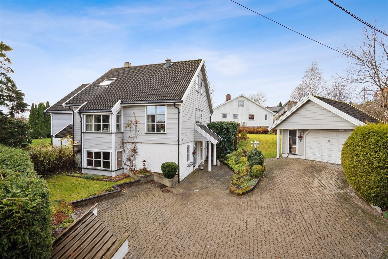 DNB Eiendom V/Andrea Røkke Steen har gleden av å presentere Stigerveien 1B - En innholdsrik, halvpart av en tomannsbolig i et barnevennlig og etablert boligområde på Konnerud. Galleribilde