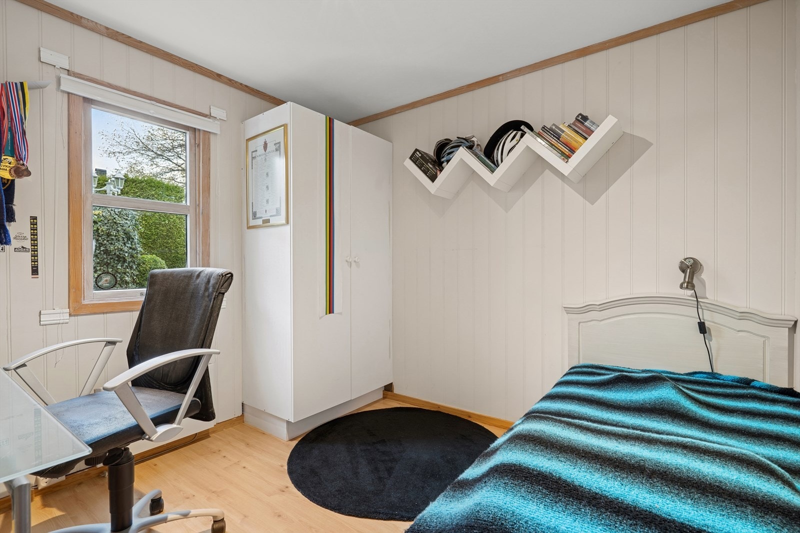 Soverom 3 ligger i underetasjen og holder også god størrelse med rom for å møblere med seng, garderobe og tilhørende møblement. Galleribilde