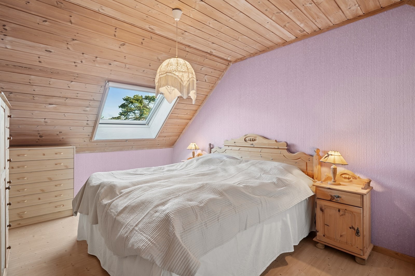 Soverom 1 er av god størrelse og utstyrt med stor skvyedørsgarderobe. Her har man i tillegg god plass til å møblere med dobbeltseng. Galleribilde