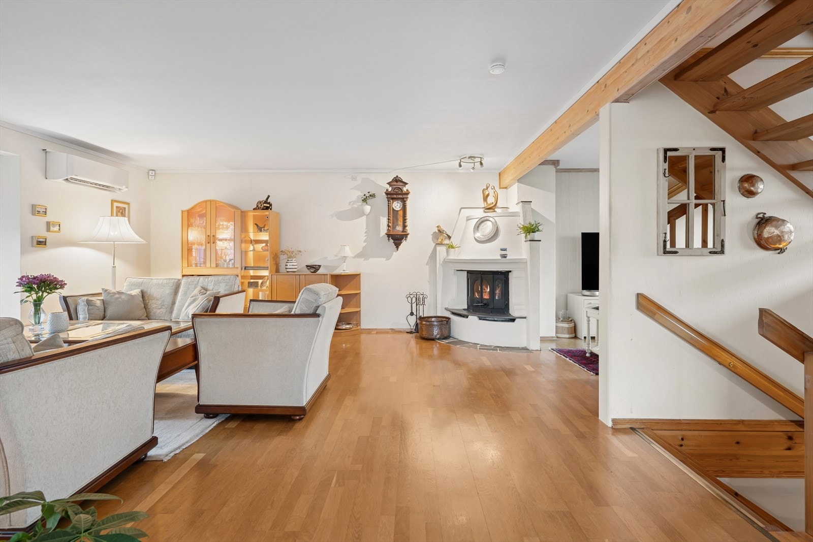 Parkett på gulv og lysmalte vegger er gjennomgående i store deler av boligen. Galleribilde