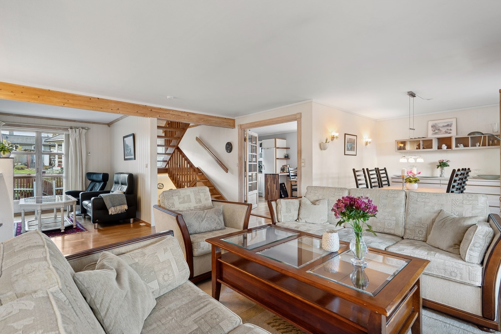 Her har man god plass til å møblere i flere soner med både sofagrupper og spisegruppe. Galleribilde