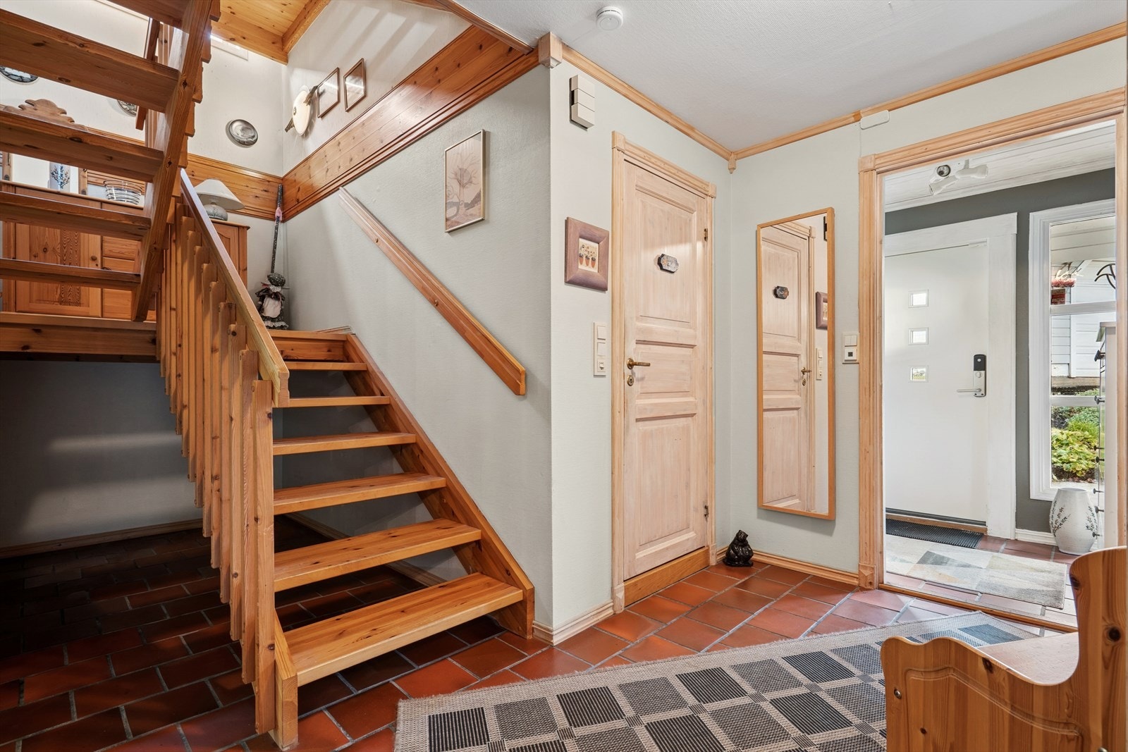Følger man trappen ned til boligens underetasje finner man inngangspartiet og en romslig gang. Galleribilde
