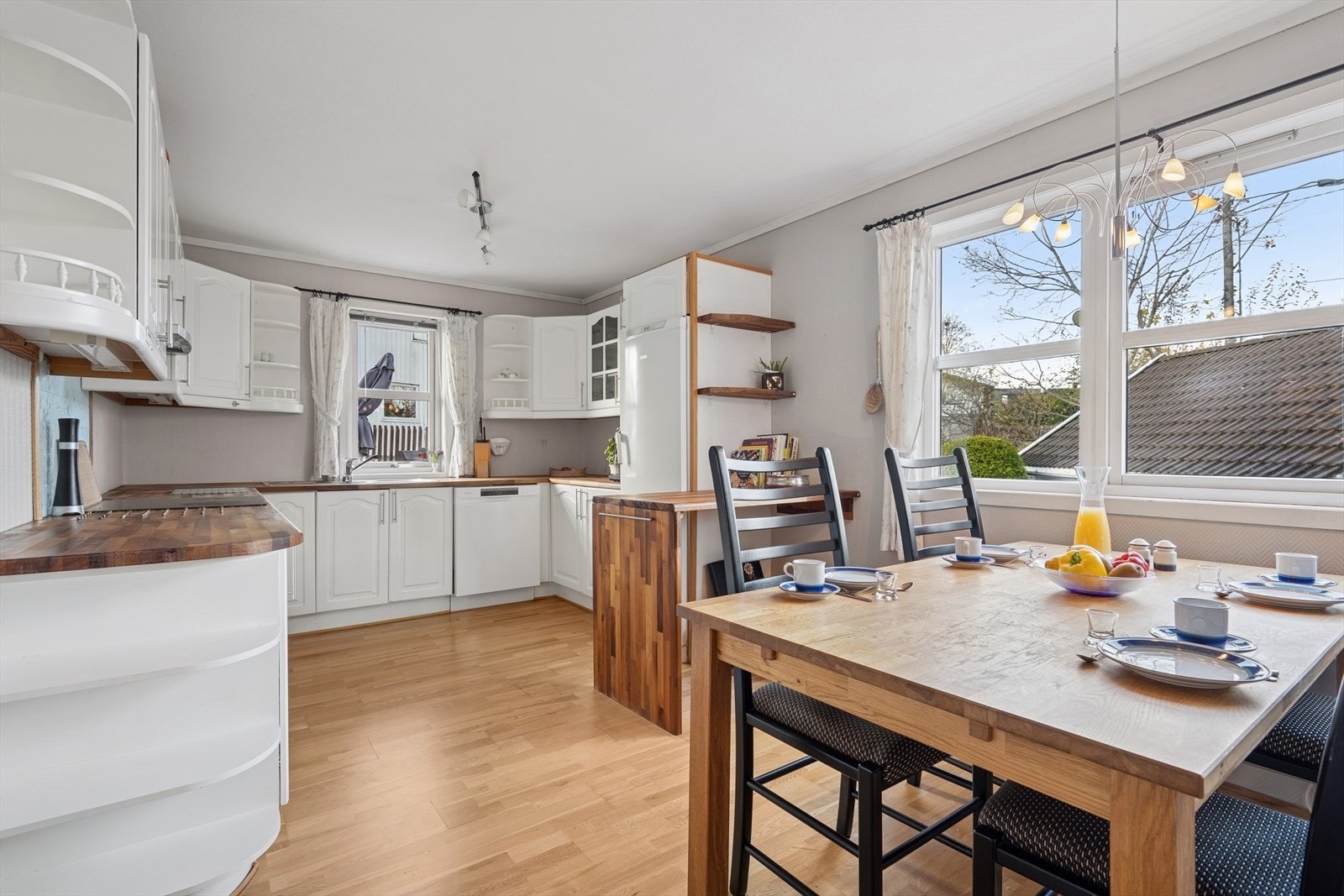 Kjøkkenet ligger i tilknytning til stuen og er romslig. Også her har man god plass til å møblere med spisebord. Galleribilde