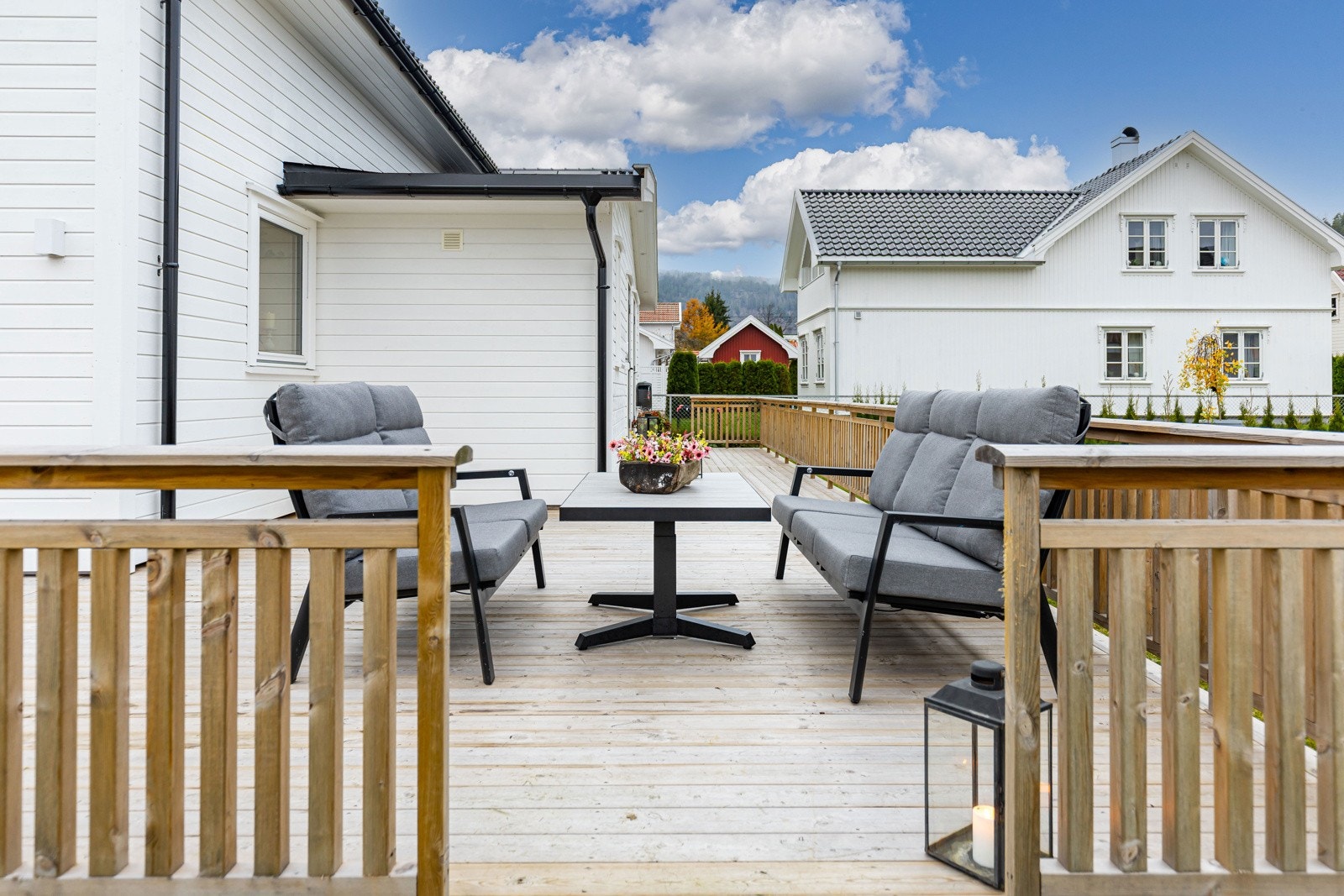 Terrassen har også direkte adkomst til hagen - perfekt for familieliv og sommerdager Galleribilde