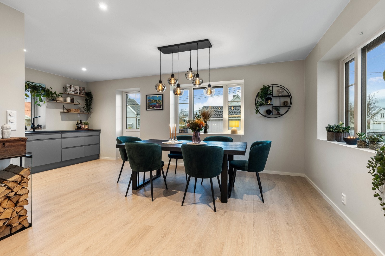 Spisesonen ligger i praktisk tilknytning til kjøkkenet Galleribilde