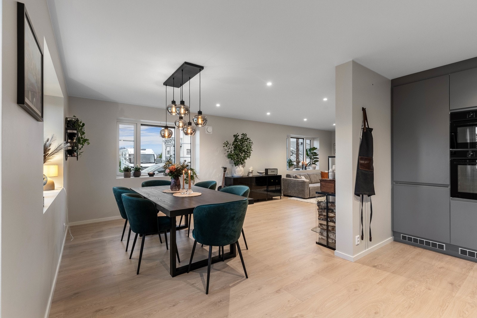 Kjøkkenet ligger i åpen løsning mot spisesonen, noe som gir en luftig og sosial atmosfære Galleribilde