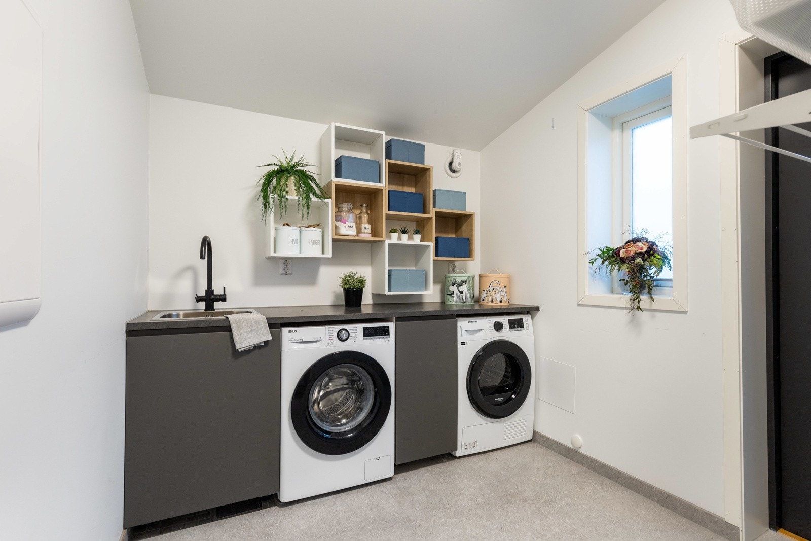 Vaskerommet ligger vegg i vegg, og her har du også egen inngang - praktisk for småbarnsfamilier og enkle hverdagsrutiner Galleribilde