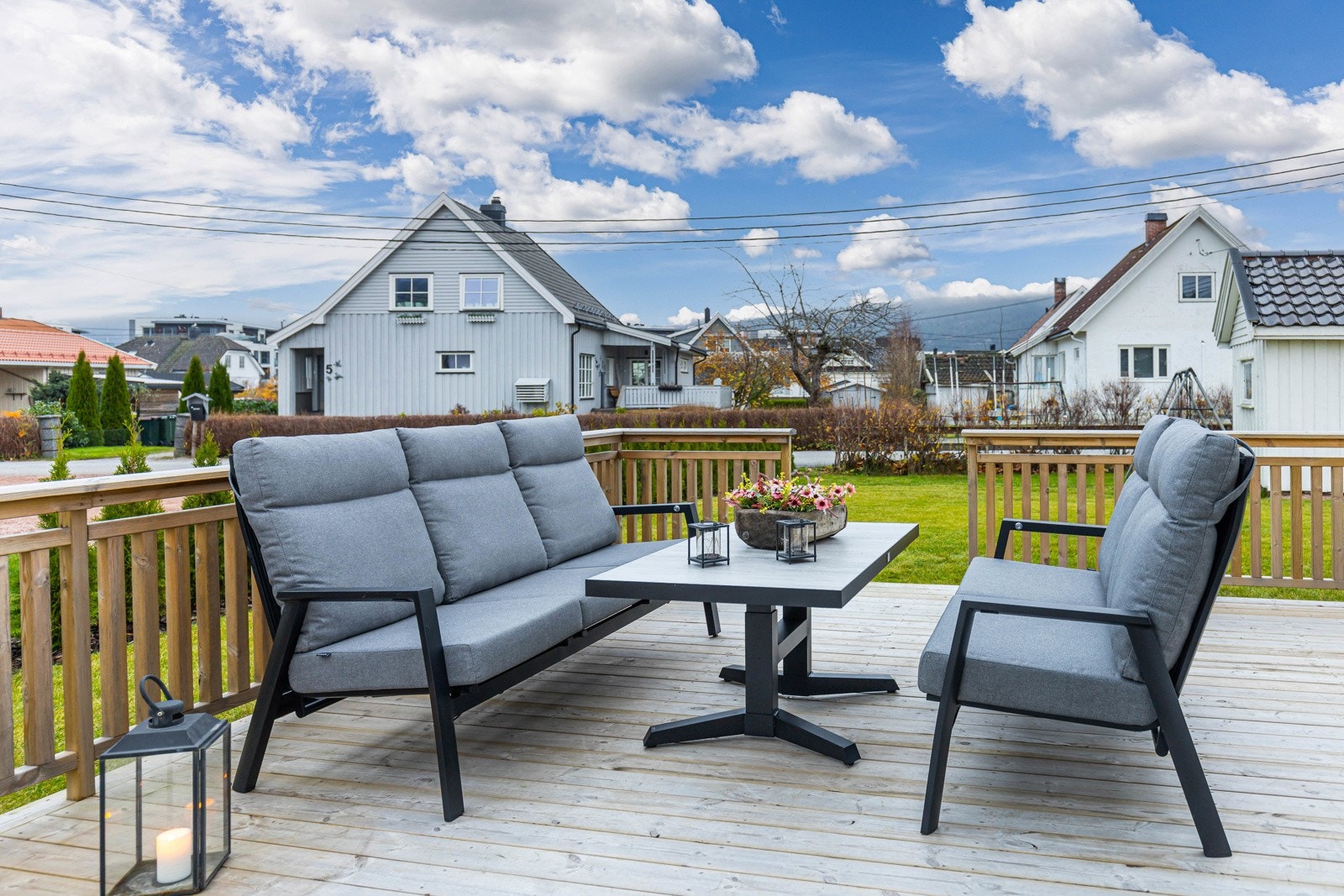 Her kan du skape flere hyggelige uteplasser med plass til både spisegruppe, lounge og lekeområde for barna Galleribilde