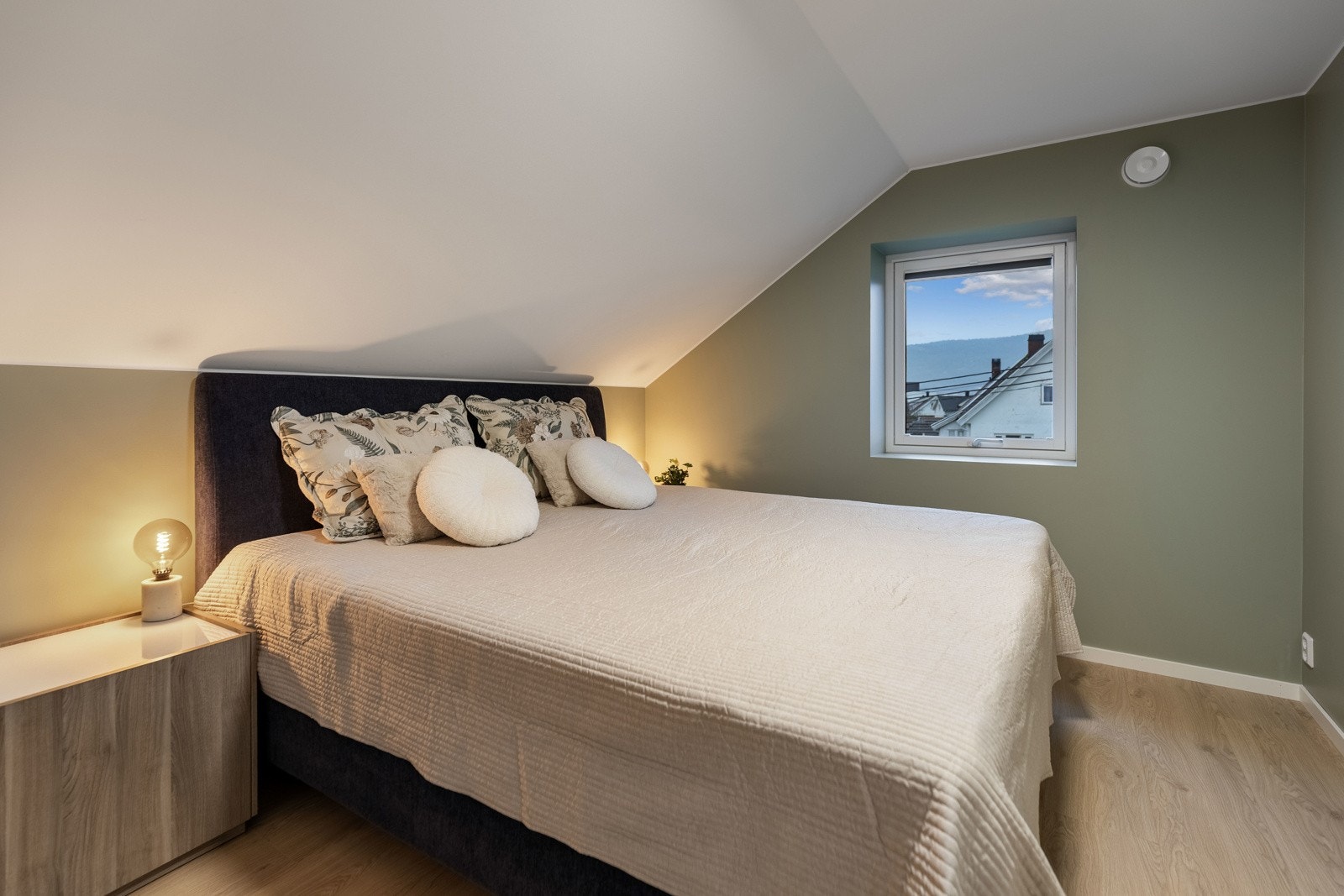 Hovedsoverommet har plass til dobbeltseng og er innredet med plassbygd garderobeløsning Galleribilde