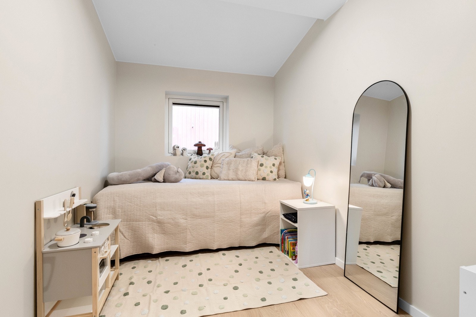 Et av boligens fire soverom ligger i første etasje Galleribilde