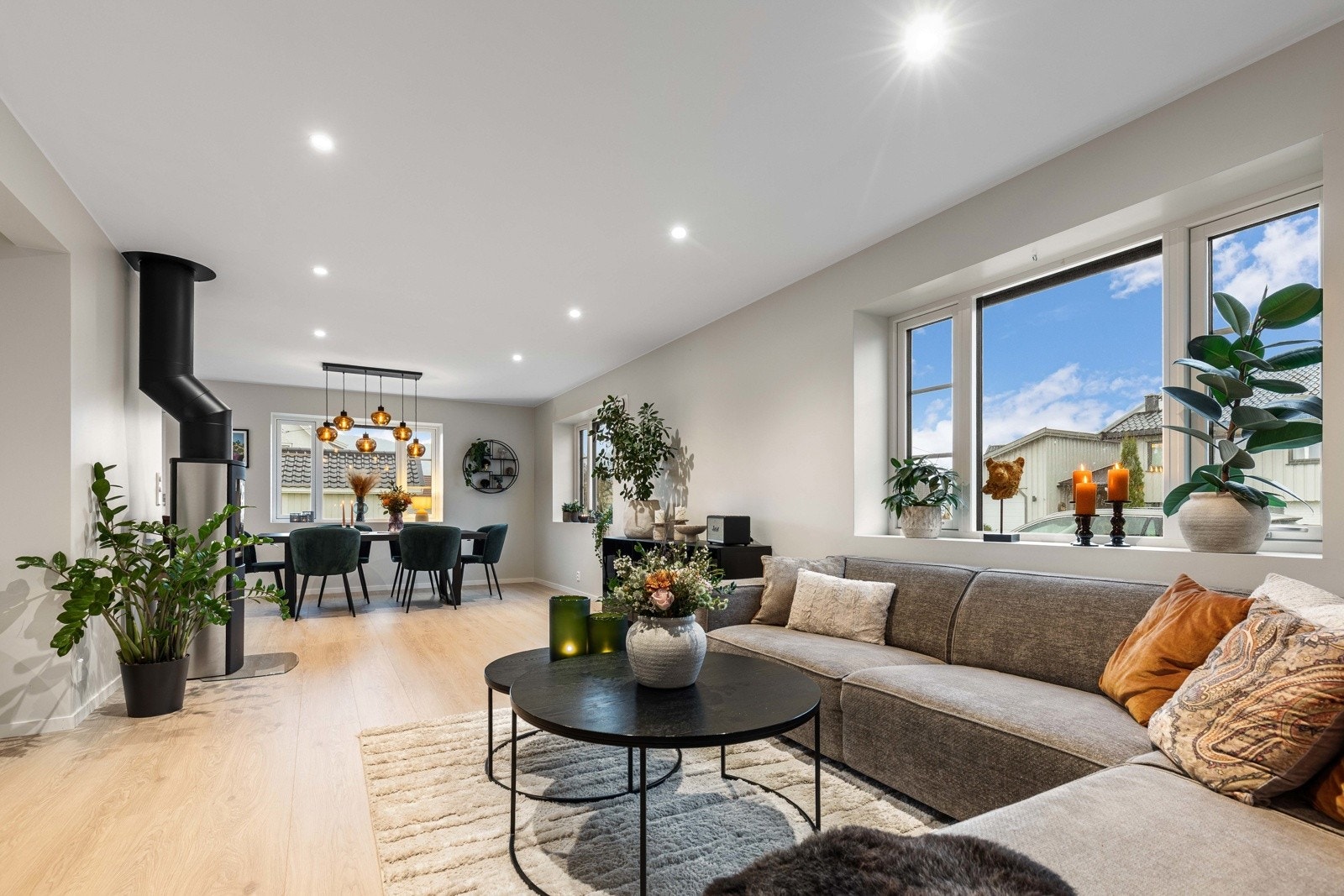 Stuen er romslig og lys, med store vindusflater som slipper inn rikelig med naturlig dagslys Galleribilde